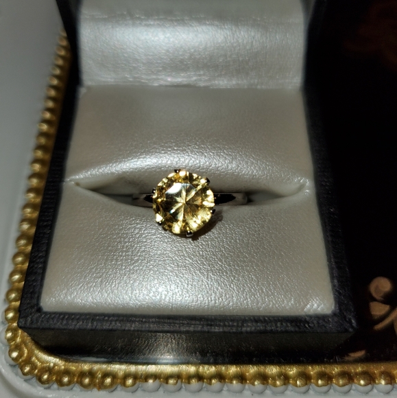 1.2 Carat AAA cubic zirconia yellow crystal ring - Picture 3 of 7